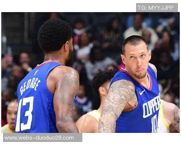 快船与独行侠激战正酣球迷热情高涨赛场精彩纷呈